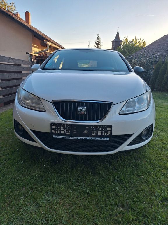 Weiß Gebraucht 2012 Seat Ibiza Reference Limousine | 2.599 € (Superpreis) - Bild 1/4