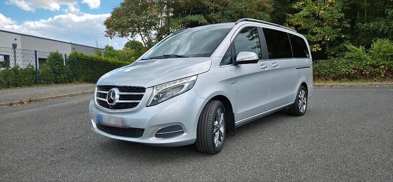 Silber Gebraucht 2014 Mercedes 250 Avantgarde Van / Kleinbus | 28.500 € - Bild 1/4