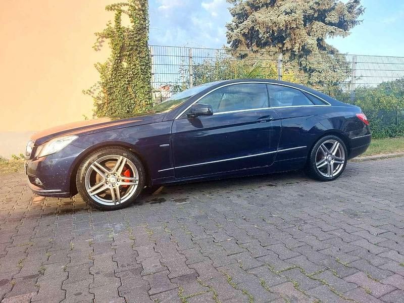 Gebraucht Mercedes E250 Elegance 204 PS (150 kW) 2010 Blau Coupé