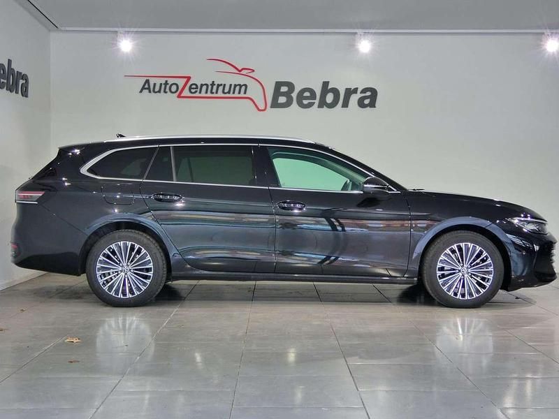 Gebraucht VW Passat Elegance 150 PS (110 kW) 2024 Mythos black Kombi