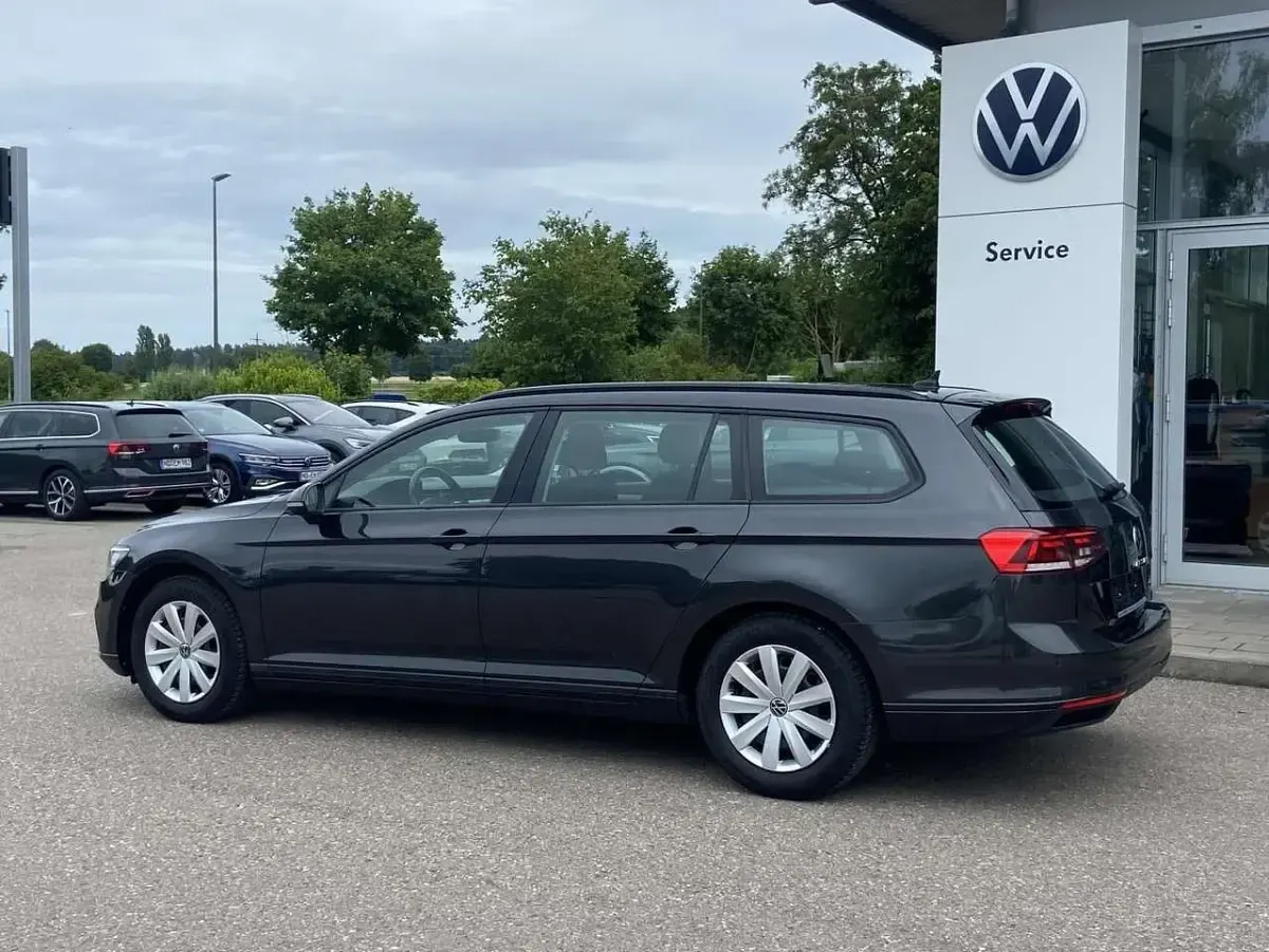 Gebraucht VW Passat 122 PS (89 kW) 2023 Grau Kombi