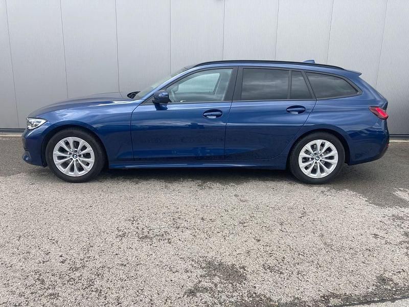 Blau Gebraucht 2022 BMW 320 Kombi | 26.900 € (Guter Preis) - Bild 1/4