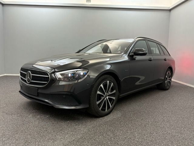 Grau Gebraucht 2022 Mercedes E300 Avantgarde Kombi | 29.499 € (Fairer Preis) - Bild 1/4