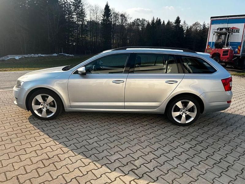 Gebraucht Skoda Octavia Elegance 150 PS (110 kW) 2015 Silber Kleinwagen