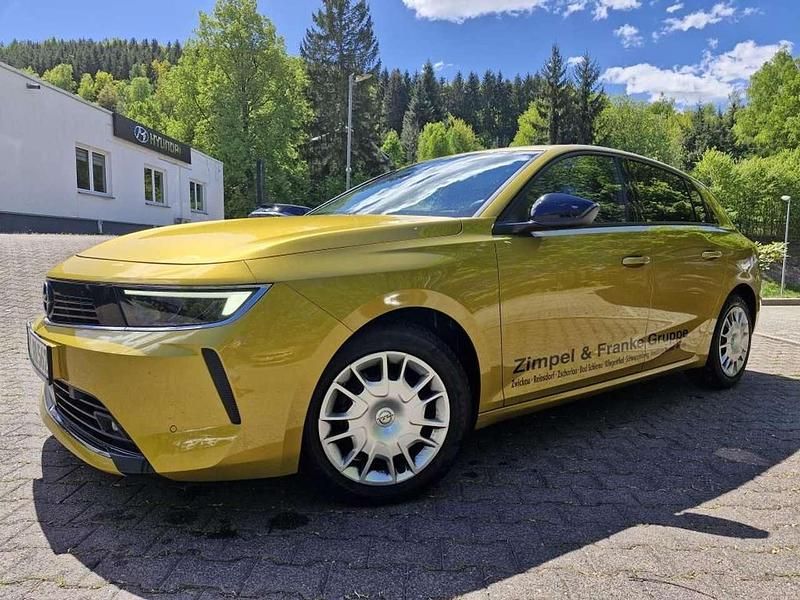 Kult gelb (metallic) Gebraucht 2023 Opel Astra Limousine | 19.990 € (Fairer Preis) - Bild 1/4