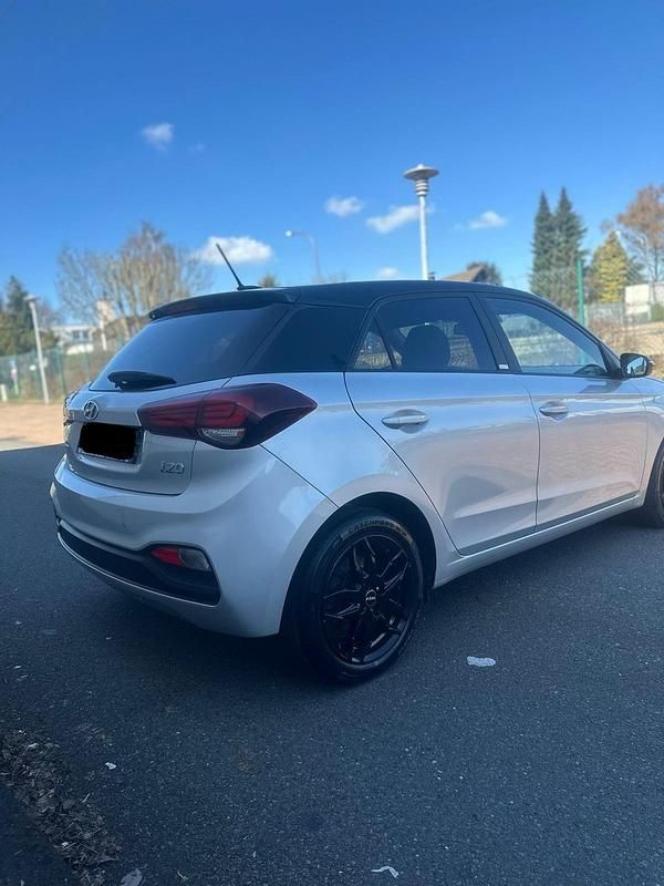 Gebraucht Hyundai i20 101 PS (74 kW) 2020 Silber Kleinwagen