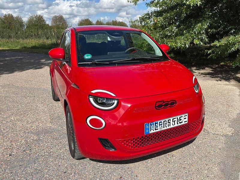 Rot Gebraucht 2022 Fiat 500e Red Limousine | 18.800 € (Guter Preis) - Bild 1/4