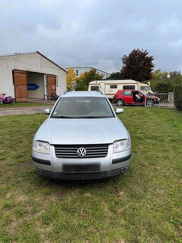 Silber Gebraucht 2004 VW Passat Kombi | 500 € (Superpreis) - Bild 1/4