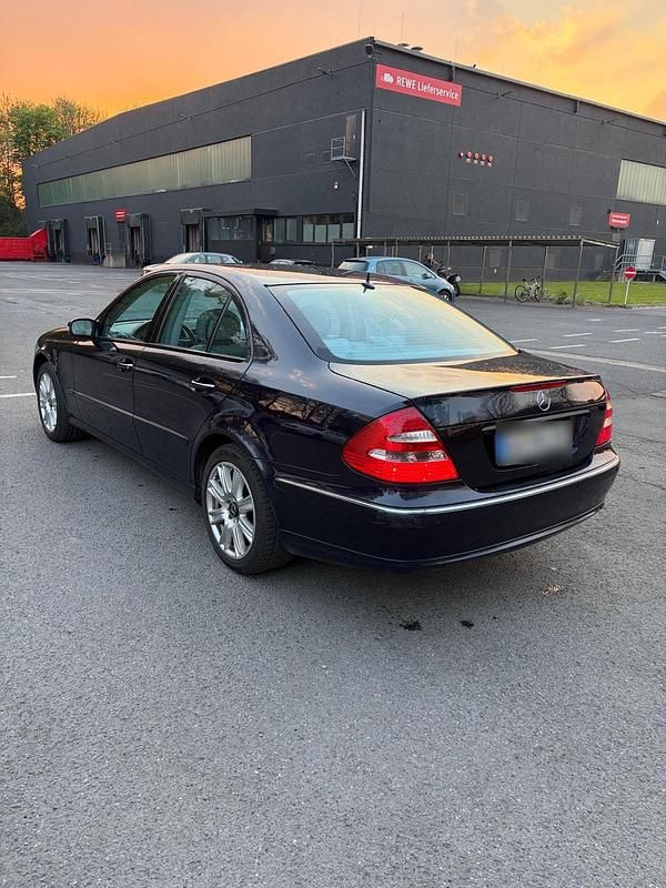 Używany Mercedes E280 190 KM (139 kW) 2005 Niebieski Sedan/Limuzyna
