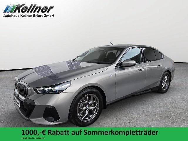 Grau Gebraucht 2024 BMW 520 M Sport Limousine | 53.940 € (Superpreis) - Bild 1/4
