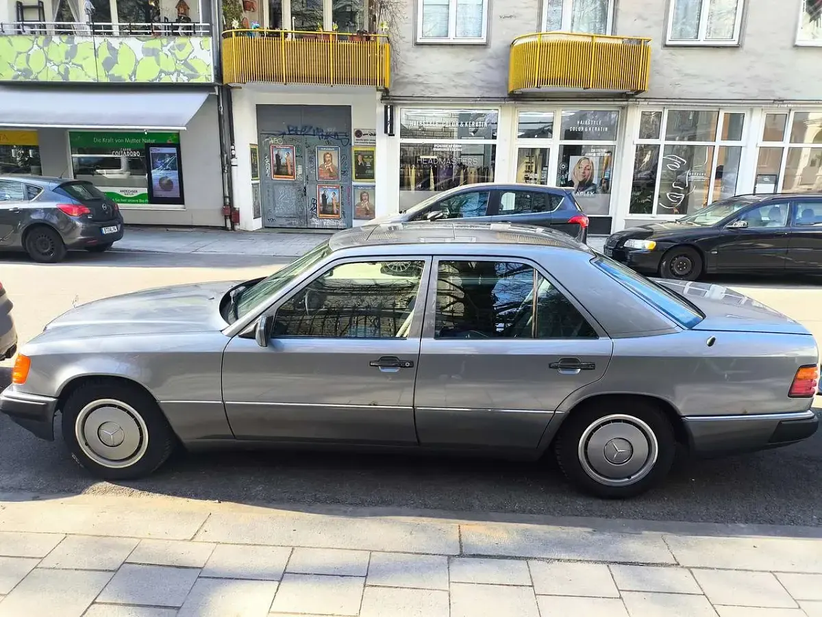 Gebraucht Mercedes E230 132 PS (97 kW) 1989 Grau Limousine