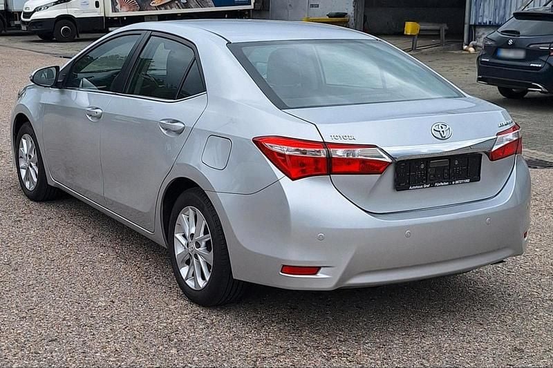 Gebraucht Toyota Corolla 132 PS (97 kW) 2015 Silber Limousine