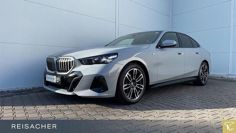 M brooklyn grau metallic Gebraucht 2024 BMW 520 Comfort Edition Limousine | 44.899 € (Guter Preis) - Bild 1/4