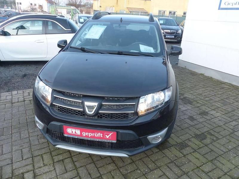 Perlmuttschwarz Gebraucht 2014 Dacia Sandero Prestige Kleinwagen | 6.590 € (Teuer) - Bild 1/4