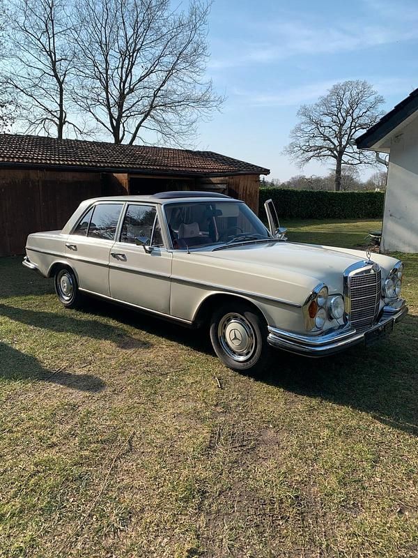 Second-hand Mercedes 280 1972 Alb Berlinǎ