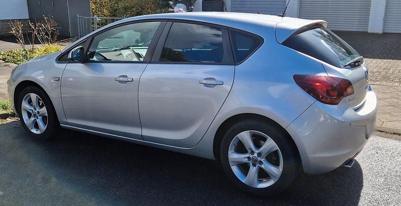 Gebraucht Opel Astra Edition 140 PS (102 kW) 2012 Silber Limousine