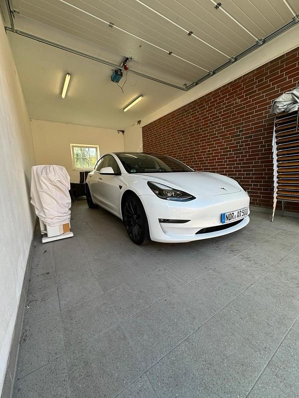 Weiß Gebraucht 2022 Tesla Model 3 Performance Limousine | 30.990 € (Fairer Preis) - Bild 1/4