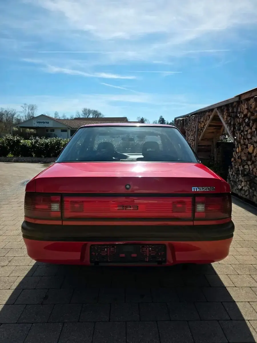 Gebraucht Mazda 323 88 PS (64 kW) 1992 Rot Kleinwagen