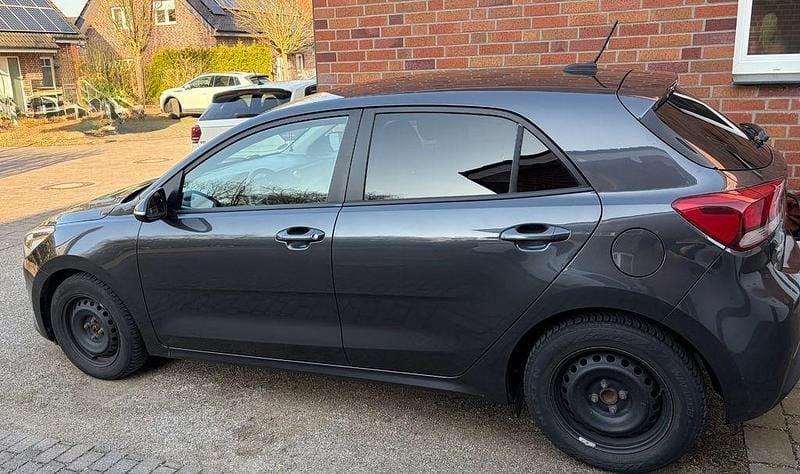 Gebraucht Kia Rio DREAM-TEAM Edition 99 PS (72 kW) 2018 Grau Limousine