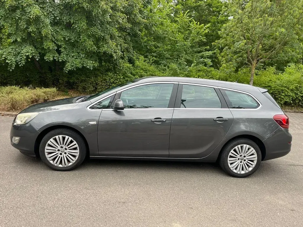 Gebraucht Opel Astra Edition 101 PS (74 kW) 2011 Braun Kombi