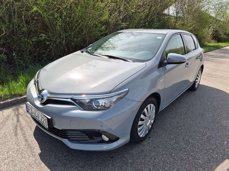 Grau Gebraucht 2019 Toyota Auris Hybrid Business Edition Limousine | 15.500 € - Bild 1/4