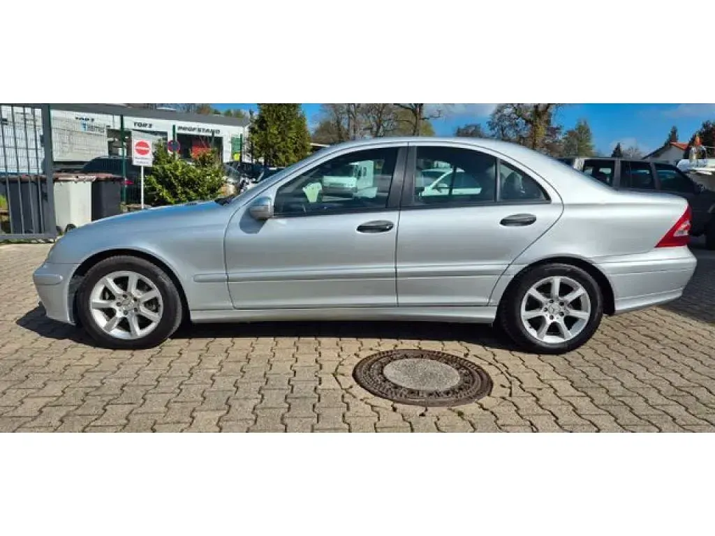 Gebraucht Mercedes 180 143 PS (105 kW) 2006 Iridiumsilber (metallic) Limousine