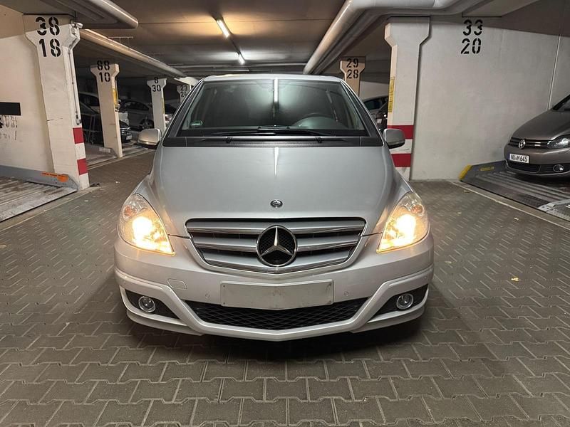 Silber Gebraucht 2009 Mercedes B180 Van / Kleinbus | 6.890 € (Guter Preis) - Bild 1/4