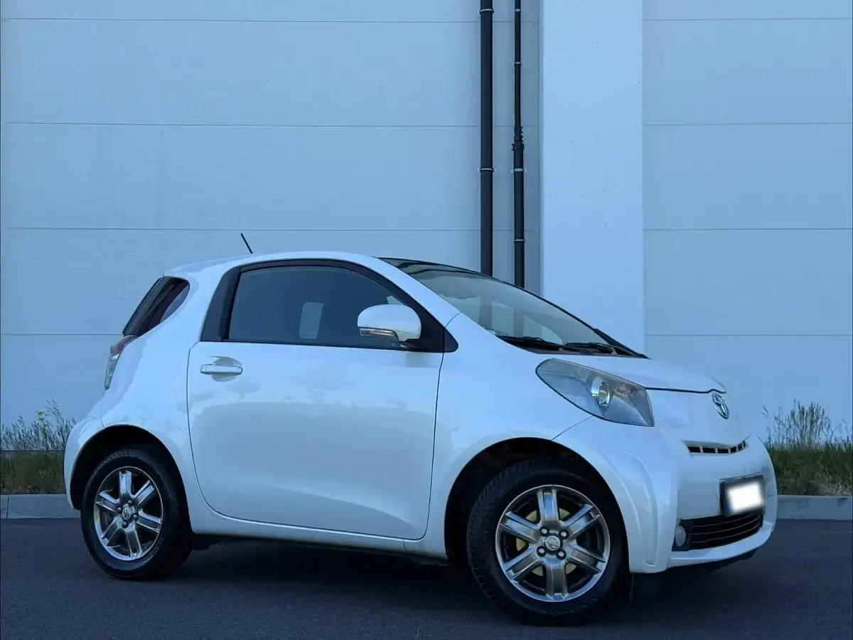 Second-hand Toyota iQ 90 CP (66 kW) 2009 Alb Hatchback