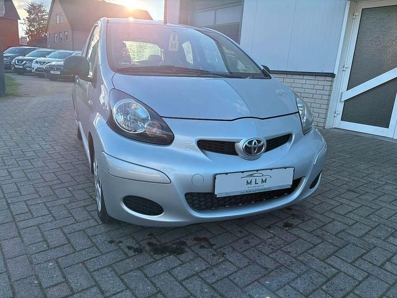 Silber Gebraucht 2009 Toyota Aygo Basis Kleinwagen | 999 € - Bild 1/4