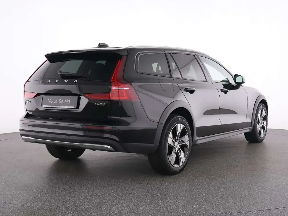 Gebraucht Volvo V60 CC Plus 197 PS (144 kW) 2023 Grau Kombi