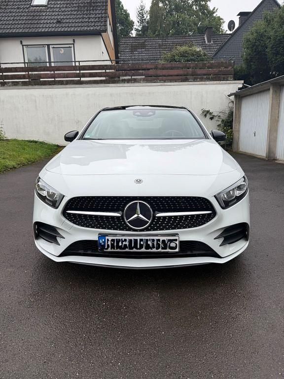 Weiß Gebraucht 2020 Mercedes A250 AMG line Limousine | 29.900 € (Etwas zu teuer) - Bild 1/4