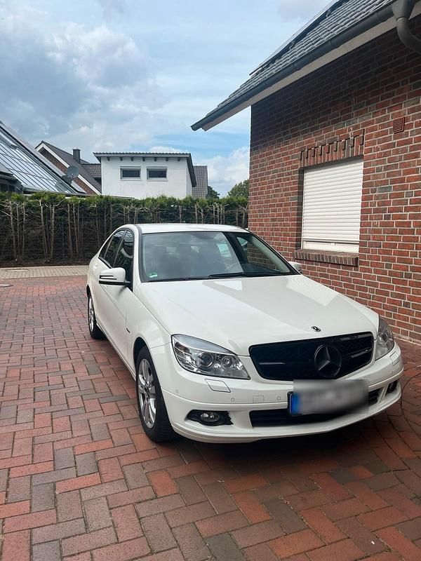 Weiß Gebraucht 2010 Mercedes C220 Limousine | 7.250 € (Etwas zu teuer) - Bild 1/4