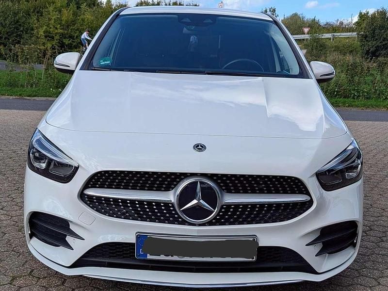Weiß Gebraucht 2020 Mercedes B200 AMG line Van / Kleinbus | 25.400 € (Guter Preis) - Bild 1/4