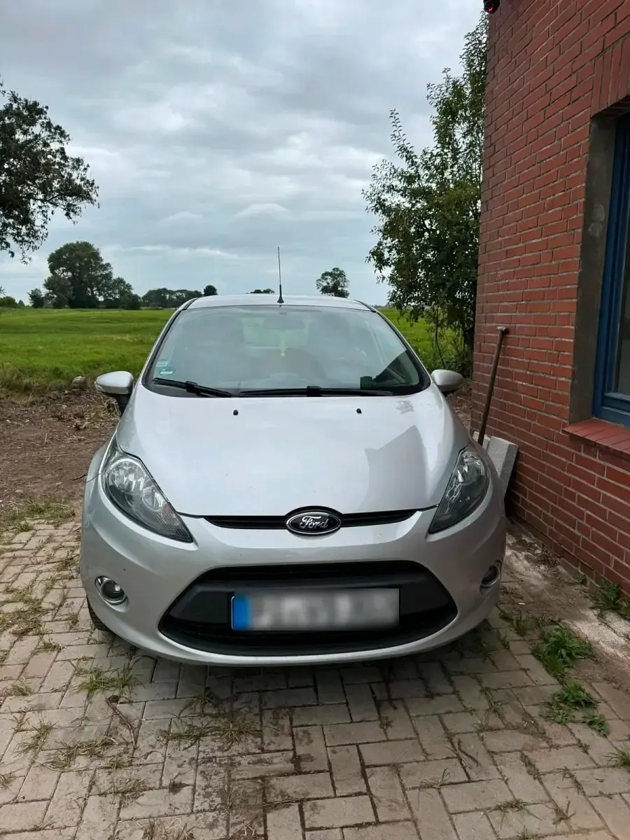 Gebraucht Ford Fiesta 65 PS (47 kW) 2012 Silber Kleinwagen