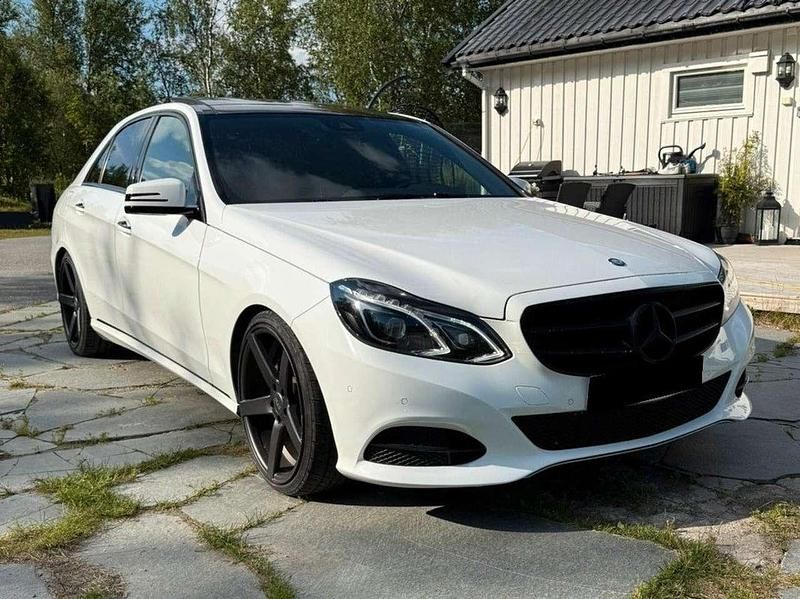 Weiß Gebraucht 2014 Mercedes E200 Avantgarde Limousine | 14.950 € (Etwas zu teuer) - Bild 1/4