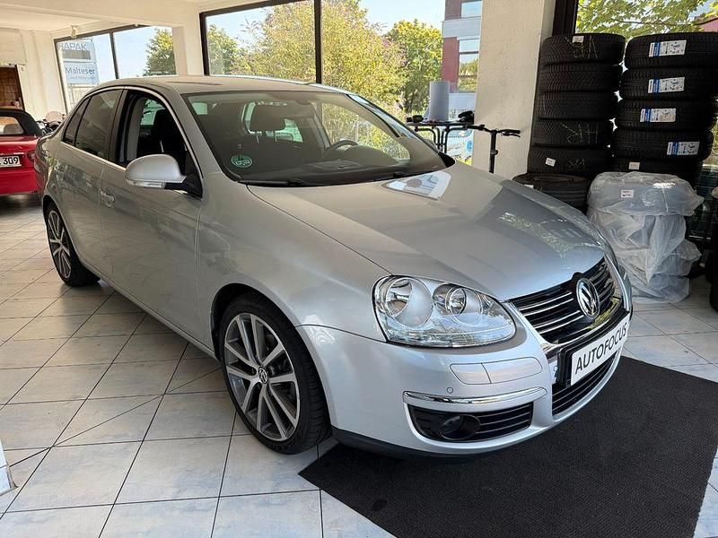 Grau Gebraucht 2010 VW Jetta Comfortline Limousine | 8.990 € (Etwas zu teuer) - Bild 1/4