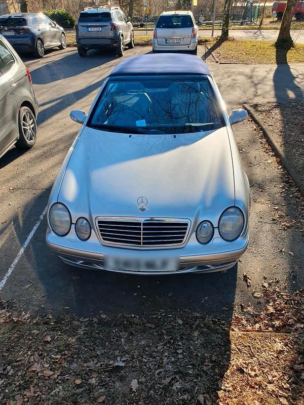 Grau Gebraucht 2001 Mercedes CLK230 Avantgarde Cabrio | 2.700 € - Bild 1/4