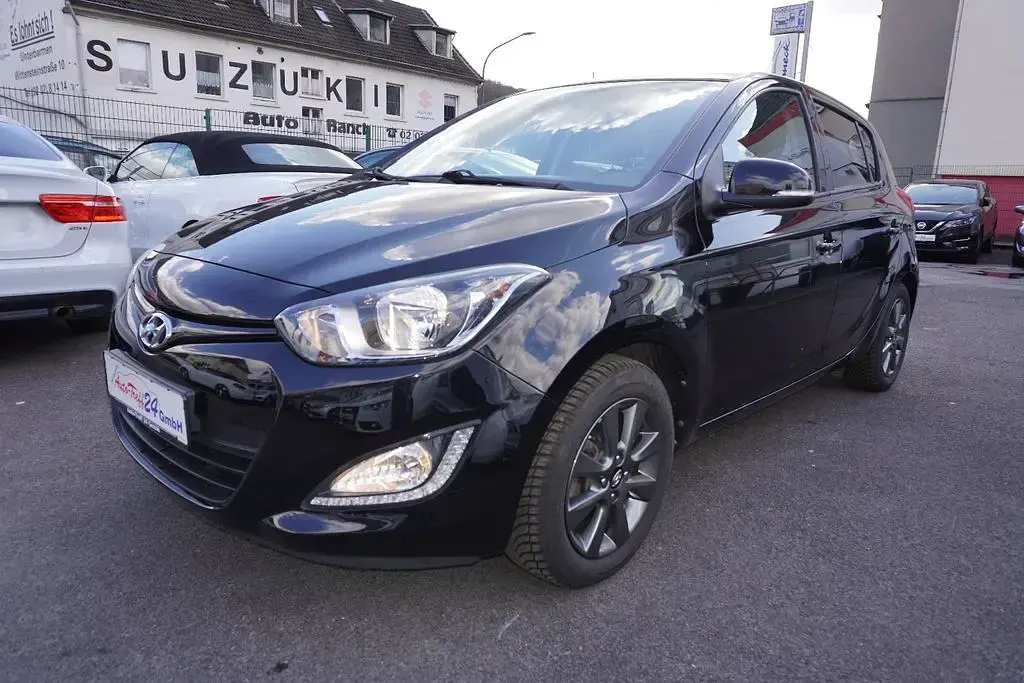Gebraucht Hyundai i20 Life 101 PS (74 kW) 2015 Schwarz Limousine