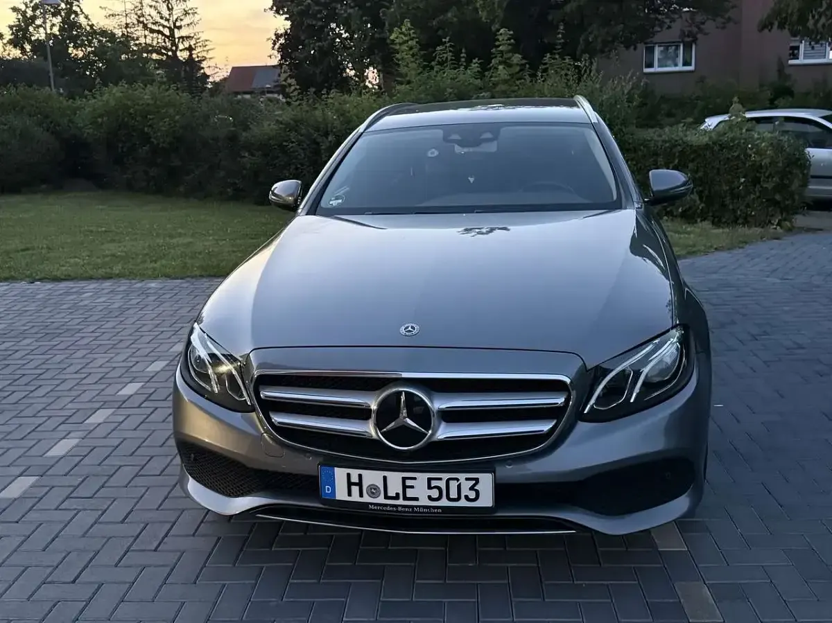 Gebraucht Mercedes E220 Avantgarde 194 PS (142 kW) 2018 Grau Limousine