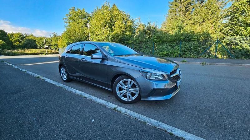 Grau Gebraucht 2016 Mercedes A180 Urban Limousine | 12.900 € (Guter Preis) - Bild 1/4