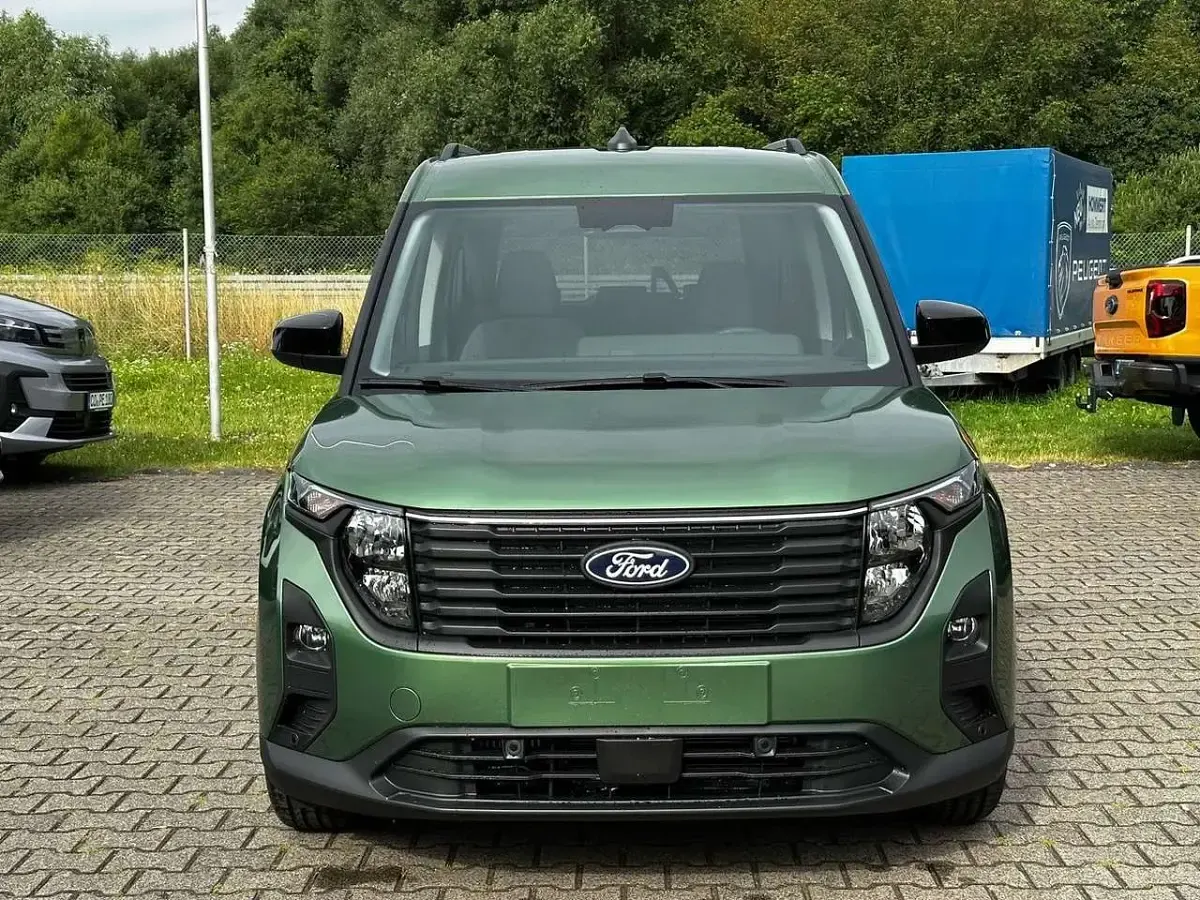 Neu Ford Tourneo Courier Titanium 125 PS (91 kW) 2026 Grün Van / Kleinbus