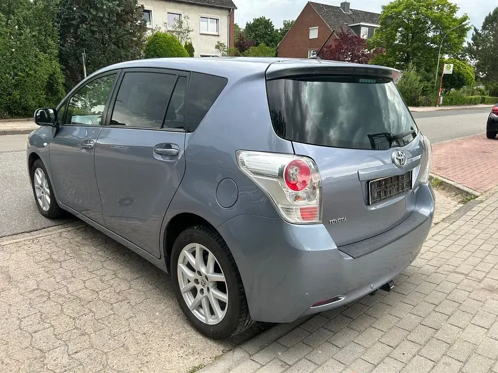 Gebraucht Toyota Verso Travel 147 PS (108 kW) 2012 Blau Van / Kleinbus