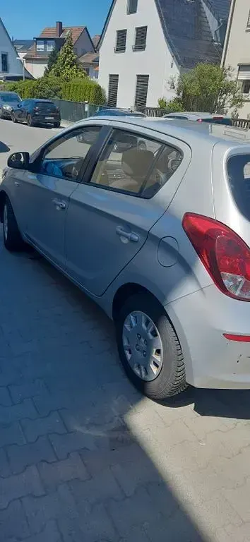 Gebraucht Hyundai i20 Trend 86 PS (63 kW) 2013 Silber Kleinwagen