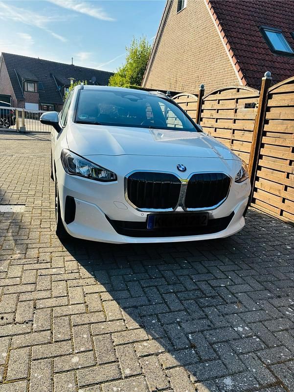Weiß Gebraucht 2023 BMW 218 Active Tourer Van / Kleinbus | 27.490 € (Guter Preis) - Bild 1/4