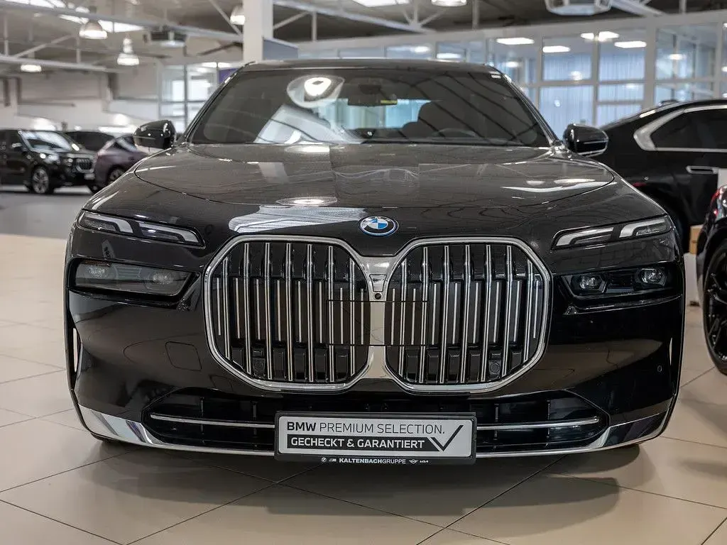 Gebraucht BMW 750e Sport Line 489 PS (359 kW) 2023 Saphirschwarz Limousine