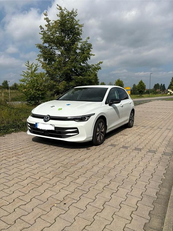 Weiß Gebraucht 2025 VW Golf VIII Goal Limousine | 29.999 € - Bild 1/4