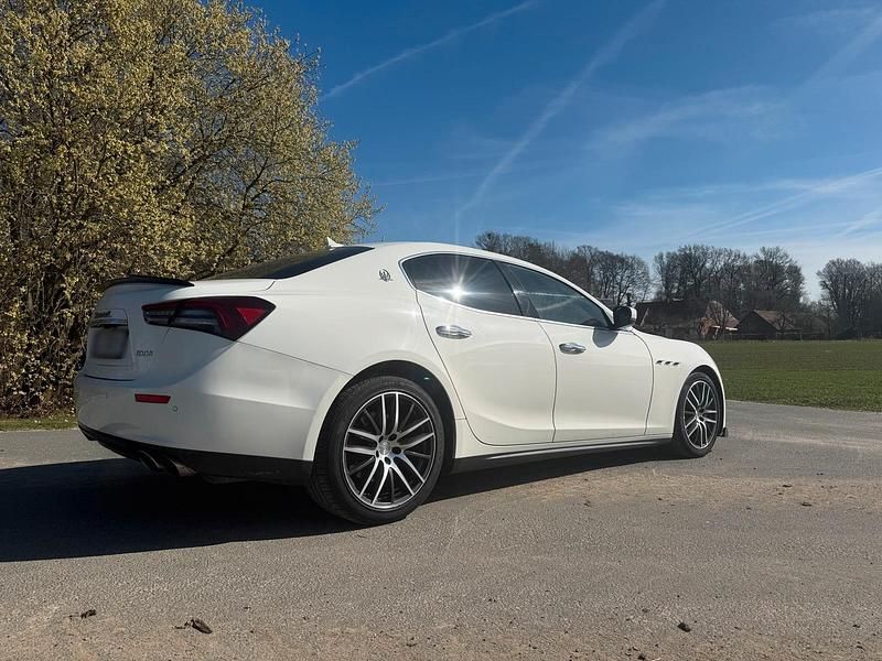 Gebraucht Maserati Ghibli 350 PS (257 kW) 2017 Weiß Limousine