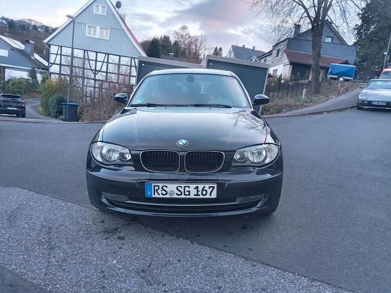 Gebraucht BMW 116 122 PS (89 kW) 2008 Schwarz Kleinwagen