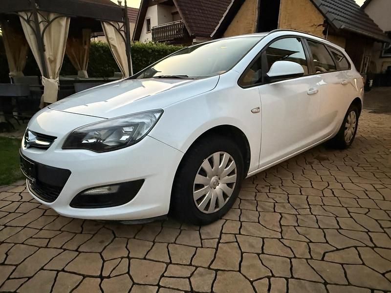 Weiß Gebraucht 2015 Opel Astra Sport Kombi | 3.500 € (Guter Preis) - Bild 1/4