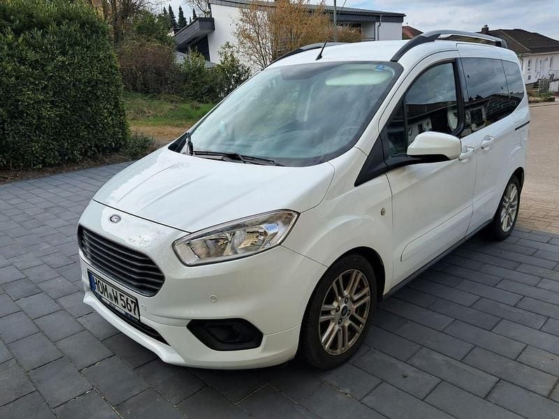 Gebraucht Ford Tourneo Courier Titanium 101 PS (74 kW) 2021 Weiß Van / Kleinbus